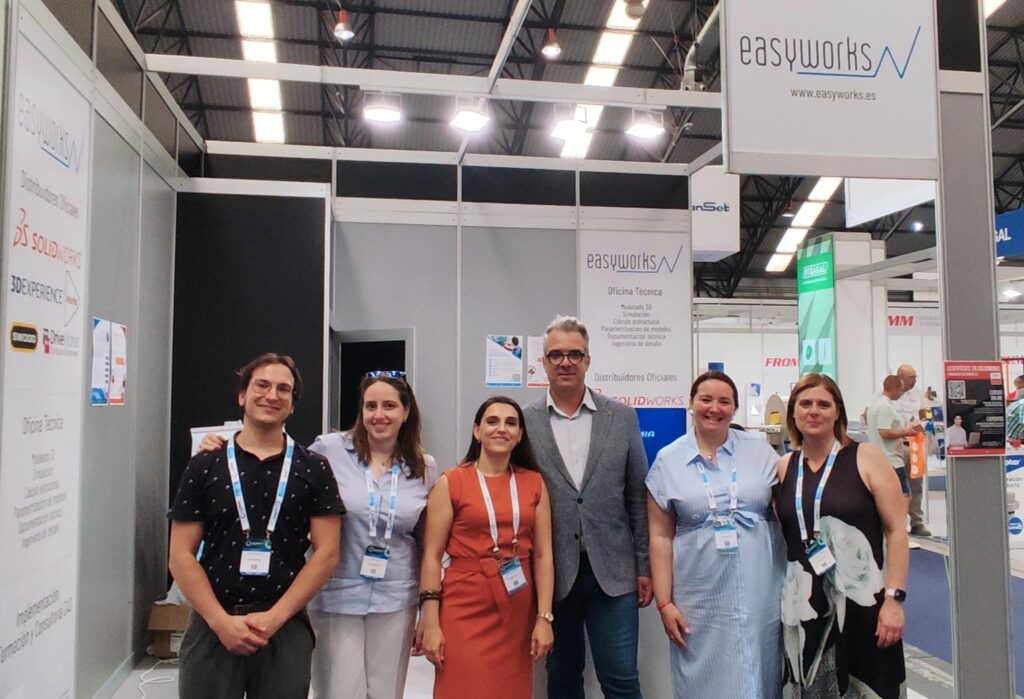 En la foto, el equipo comercial y de marketing de Eaysworks en su stand de Mindtech junto a André Freitas.